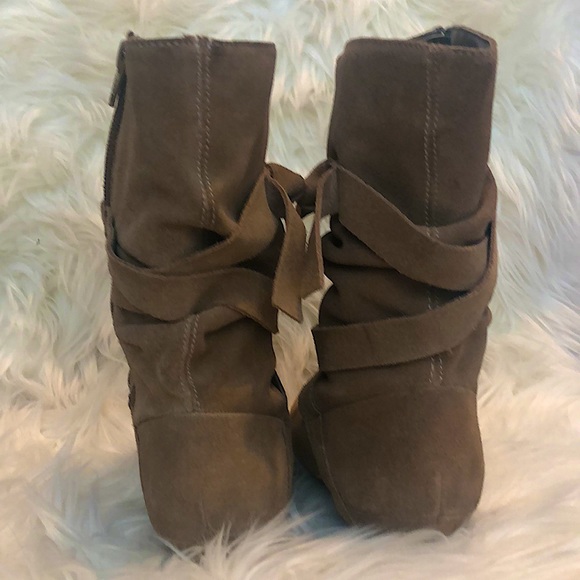 B.P. Tan suede zipper up boots w/wrap around ties on each side.  Sz 5. EUC - Picture 5 of 6